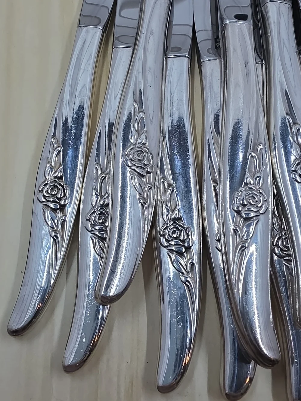 Oneida Rose Song Serrated Steak Knuves Set Of 16 Hollow Rogers Silverplate
